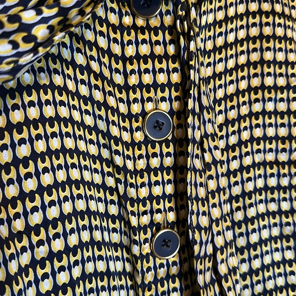 SILK!! Stylish & Dressy Peter Nygard Silk Top - Picture 2 of 6